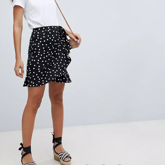NWT ASOS DESIGN MINI WRAP SKIRT IN BLACK AND WHITE POLKA DOT PRINT SIZE 4 - Picture 1 of 6